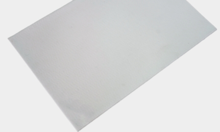 What is the difference between the filtration performance of industrial woven filter cloth and needle felt?